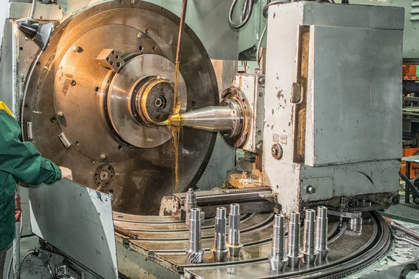 Enfrentando a operação de um metal em branco na máquina de giro com ferramenta de corte — Fotografia de Stock