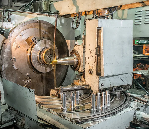 Facing operation of a metal blank on turning machine with cutting tool — Stock Photo, Image