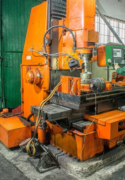 Geconfronteerd met de werking van een lege metaal voor het inschakelen van de machine met snijgereedschap — Stockfoto