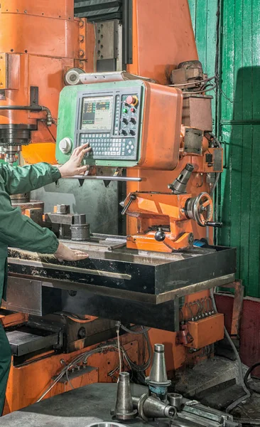 Bedienung eines Metallrohlings auf Drehmaschine mit Schneidwerkzeug — Stockfoto