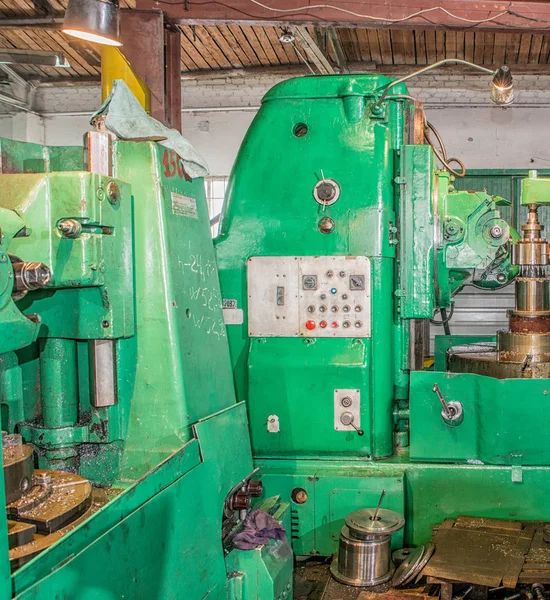 Enfrentando a operação de um metal em branco na máquina de giro com ferramenta de corte — Fotografia de Stock