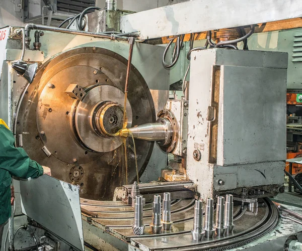 Geconfronteerd met de werking van een lege metaal voor het inschakelen van de machine met snijgereedschap — Stockfoto