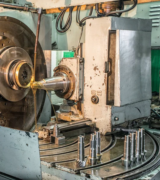 Facing operation of a metal blank on turning machine with cutting tool — Stock Photo, Image