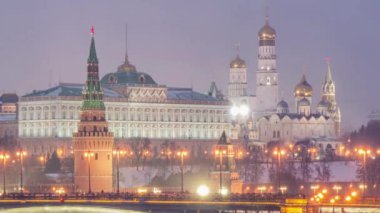 Rusya, Moskova, Moskva Nehri, Köprü ve Kremlin 'in gece manzarası