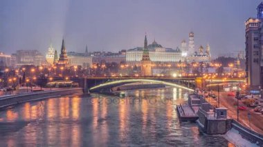 Rusya, Moskova, Moskva Nehri, Köprü ve Kremlin 'in gece manzarası