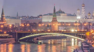 Rusya, Moskova, Moskva Nehri, Köprü ve Kremlin 'in gece manzarası