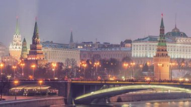 Rusya, Moskova, Moskva Nehri, Köprü ve Kremlin 'in gece manzarası