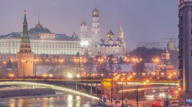 Rusya, Moskova, Moskva Nehri, Köprü ve Kremlin 'in gece manzarası