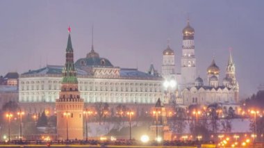 Rusya, Moskova, Moskva Nehri, Köprü ve Kremlin 'in gece manzarası