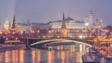 Rusya, Moskova, Moskva Nehri, Köprü ve Kremlin 'in gece manzarası
