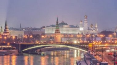 Rusya, Moskova, Moskva Nehri, Köprü ve Kremlin 'in gece manzarası