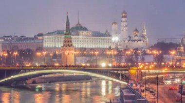 Rusya, Moskova, Moskva Nehri, Köprü ve Kremlin 'in gece manzarası