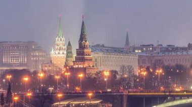 Rusya, Moskova, Moskva Nehri, Köprü ve Kremlin 'in gece manzarası