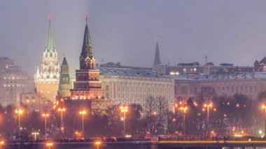 Rusya, Moskova, Moskva Nehri, Köprü ve Kremlin 'in gece manzarası