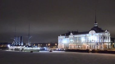 Kruvazör Aurora, St. Petersburg geceleri. Merdiven üzerinde yazıt: 