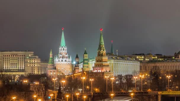 モスクワのクレムリン冬の夜に表示です。ロシア — ストック動画