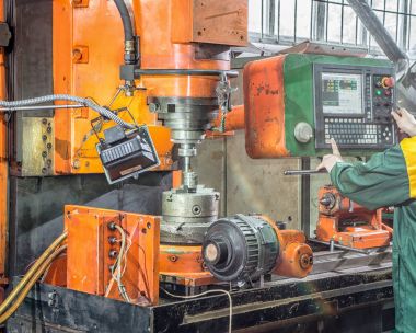 kesici alet ile makine etkinleştirme işlemi bir metal boş bakan
