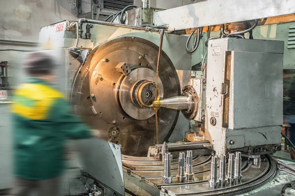 Enfrentando a operação de um metal em branco na máquina de giro com ferramenta de corte — Fotografia de Stock