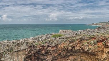 Güçlü aşırı dalgalar grotto cliff mağaraya crash, Boca mı Inferno, Portekiz