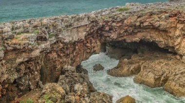 Güçlü aşırı dalgalar grotto cliff mağaraya crash, Boca mı Inferno, Portekiz
