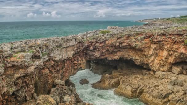 Fortes ondas extremas colidem com a gruta do penhasco, Boca do Inferno, Portugal — Vídeo de Stock