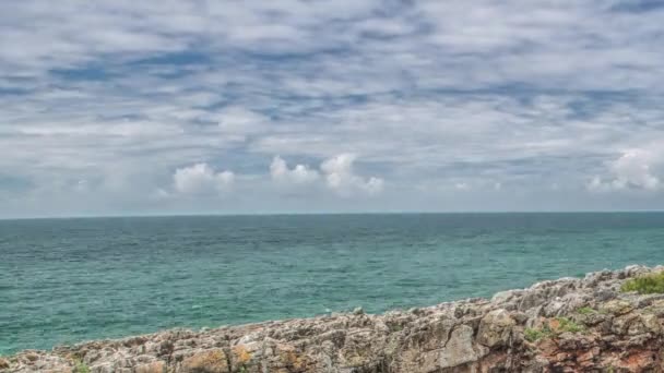 Kust van de Atlantische Oceaan (granieten rotsen en kliffen), Portugal. — Stockvideo