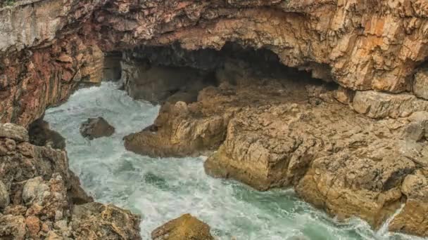 Fuertes olas extremas chocan contra gruta acantilado cueva, Boca do Inferno, Portugal — Vídeo de stock