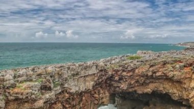 Güçlü aşırı dalgalar grotto cliff mağaraya crash, Boca mı Inferno, Portekiz