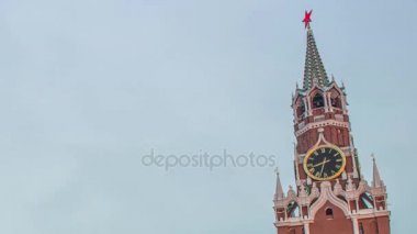 Moskova Kremlin ana saat Kuranti işçinin kule üzerinde adında. Kızıl Meydan.