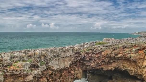 Сильные экстремальные волны врезаются в пещеры грот, Бока-ду-Инферно, Португалия — стоковое видео