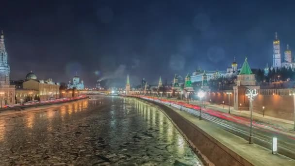 Weergave van het kremlin van Moskou in de winternacht. Rusland — Stockvideo