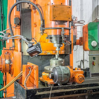 kesici alet ile makine etkinleştirme işlemi bir metal boş bakan
