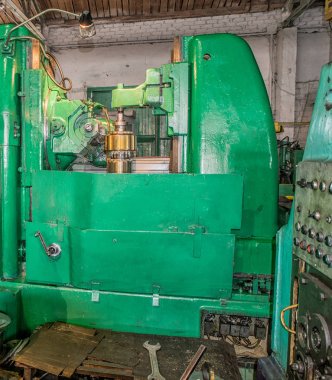 kesici alet ile makine etkinleştirme işlemi bir metal boş bakan