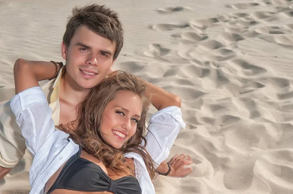 一对快乐的夫妇在海滩上度假 — 图库照片