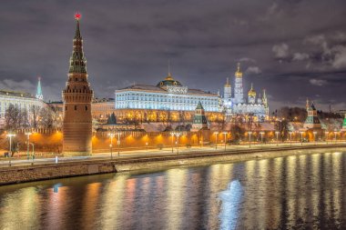Kremlin çarpıcı gece görünümü kışın, Moskova, Rusya Federasyonu