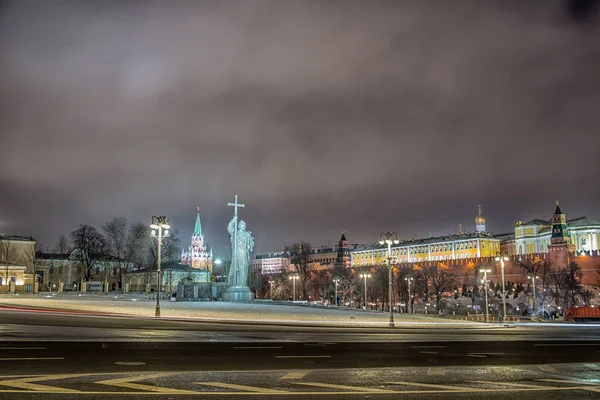 Památník Vladimira v Moskvě v noci — Stock fotografie