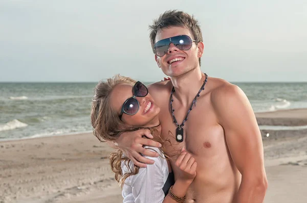 Casal feliz desfrutando de férias na praia — Fotografia de Stock