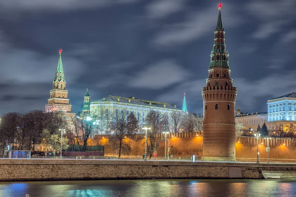 Impresionante vista nocturna del Kremlin en invierno, Moscú, Rusia —  Fotos de Stock