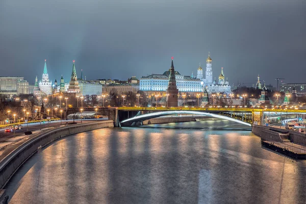 Lenyűgöző éjszakai kilátás Kreml télen, Moszkva, Oroszország — Stock Fotó