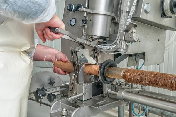 Close-up fazendo salsichas processo automático — Fotografia de Stock
