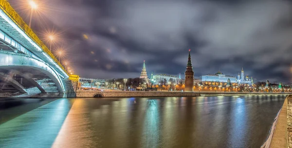 Vista noturna deslumbrante do Kremlin no inverno, Moscou, Rússia — Fotografia de Stock