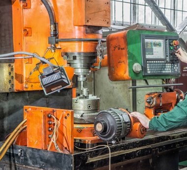 kesici alet ile makine etkinleştirme işlemi bir metal boş bakan