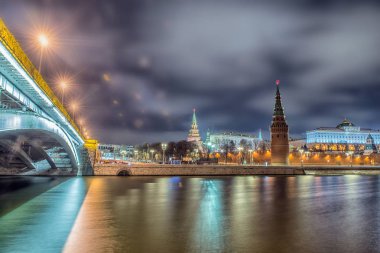 Kremlin çarpıcı gece görünümü kışın, Moskova, Rusya Federasyonu