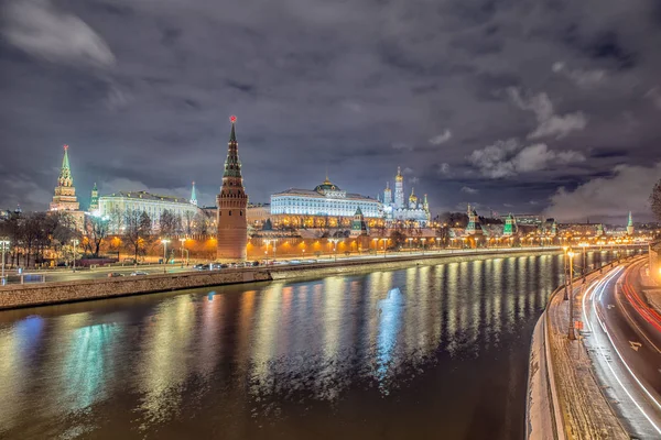 Vista noturna deslumbrante do Kremlin no inverno, Moscou, Rússia — Fotografia de Stock