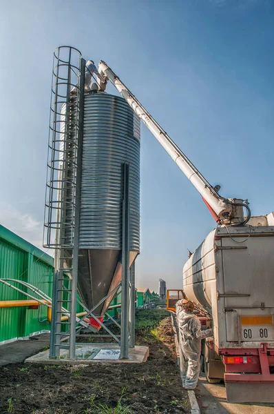 Tank otomobil ve kamyon kadar Dolum — Stok fotoğraf