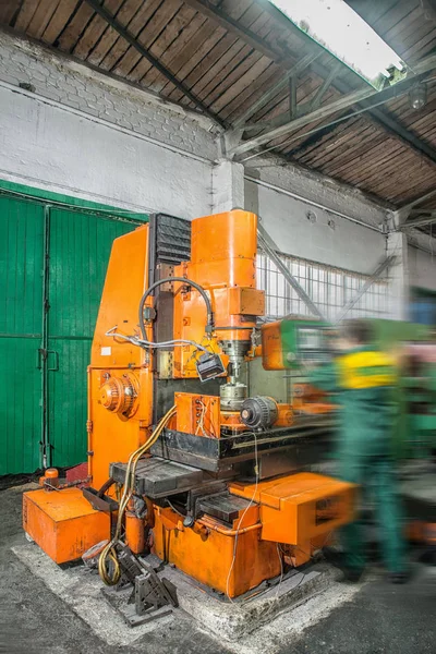 Opération de façonnage d'une ébauche métallique sur une machine de tournage avec outil de coupe — Photo