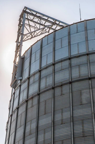 Galvaniserat järn kornsilos på en gård i östra Europa — Stockfoto