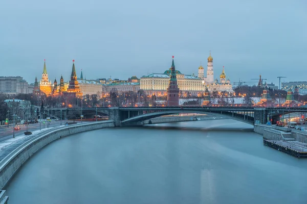 Oroszország, az éjszakai kilátás a Moszkva-folyó, a híd és a Kreml — Stock Fotó