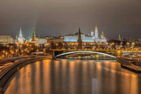 Ryssland, natt utsikt över Moskvafloden, Bridge och Kreml — Stockfoto