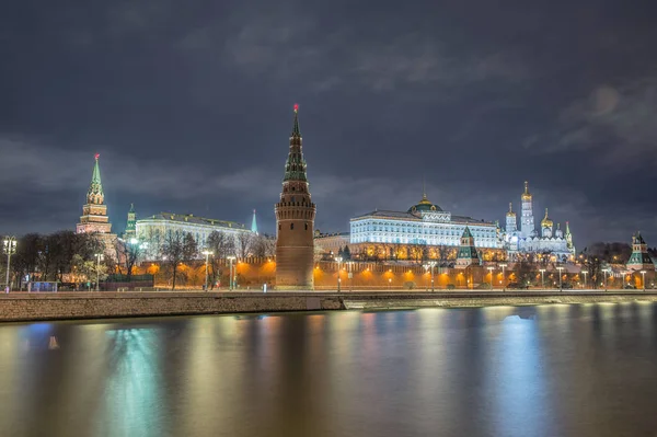 Rusia, vista nocturna del río Moskva, el puente y el Kremlin — Foto de Stock